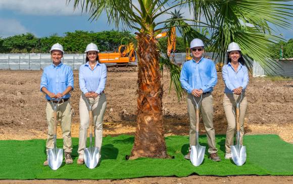 Se inició oficialmente el proyecto Morros Eos en Cartagena con la siembra del primer árbol. En la foto: Juan Guillermo Castillo, arquitecto residente; Waleska Avengaño, directora general EPIC; Álvaro Mendoza, director de obra; María José González, gerente administrativo. Foto CORTESÍA