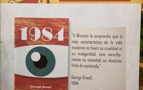 Distintas imágenes como esta fueron instaladas en la Feria del Libro de Pereira, que termina el 10 de octubre, como parte de una campaña de fomento de la lectura. FOTO Tomada de Twitter