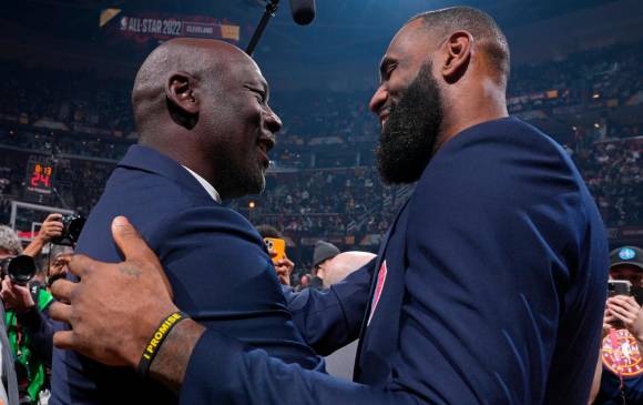El emotivo encuentro entre Michaek Jordan y LeBron James en el All-Star Game de la NBA. FOTO EFE