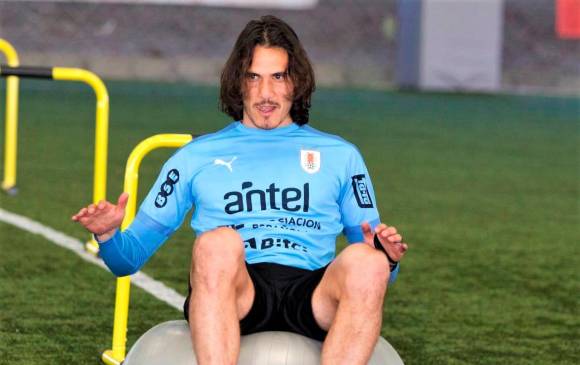 El delantero Edison Cavani es uno de los referentes internacionales que ya entrena con Uruguay. FOTO TOMADA @URUGUAY
