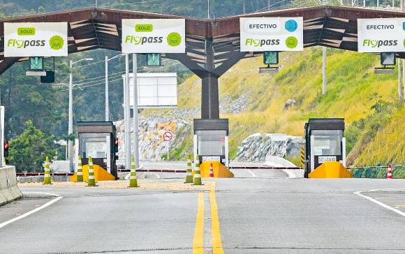 Mientras que los concesionarios explican el porqué de los cobros en estas casetas, siendo el del Túnel de Oriente el valor más alto en Antioquia (foto), usuarios como los transportadores de carga hacen reparos. FOTO Camilo Suárez