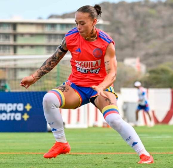 La lateral colombiana Ana María Guzmán sufrió una lesión de rodilla derecha y tendrá que someterse a una intervención quirúrgica que la sacará varios meses de las canchas. FOTO CORTESÍA FCF 