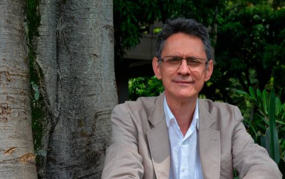 El escritor Pablo Montoya, nacido en Barrancabermeja y criado en Medellín, ganó el premio Rómulo Gallegos por su novela Tríptico de la Infamia en 2015. FOTO cortesía marcela sánchez
