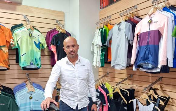 Carlos Suárez es el fundador de Suárez Clothing, que produce ropa deportiva y accesorios en Sabaneta. FOTO Cortesía
