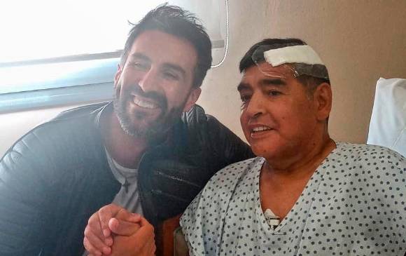 Esta es la última foto que se conoce de Diego Maradona. Aparece junto al médico Leopoldo Duque, investigado por la muerte del exjugador. FOTO EFE