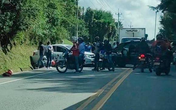 La más grave lesión la sufrió la conductora de la moto, con fractura en un miembro inferior. FOTO CORTESÍA DENUNCIAS ANTIOQUIA