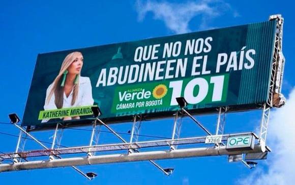 Esta es la valla que deberá retirar la política. FOTO TOMADA DE TWITTER