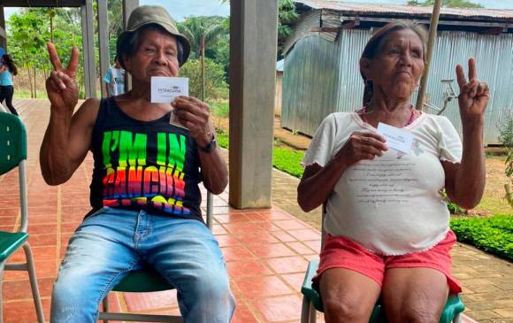 A Murindó y Vigía del Fuerte, en Antioquia, las vacunas llegaron en el helicóptero de la Gobernación.
