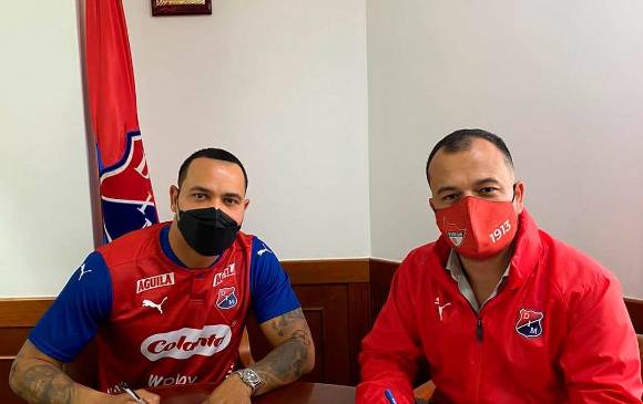 Felipe Pardo firmando su contrato con el DIM. FOTO INSTAGRAM