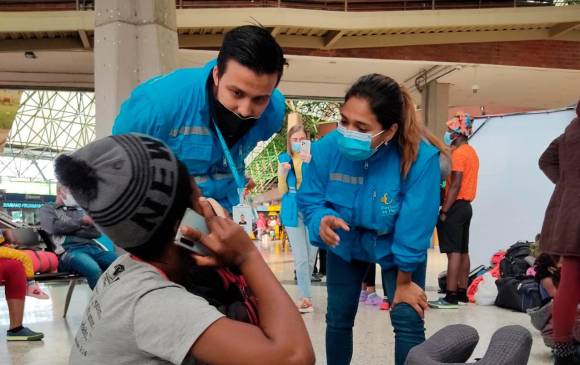 A la Terminal del Norte de Medellín llegaron 300 haitianos provenientes de Cali en su paso hacia Panamá. FOTO Cortesía Personería de Medellín.