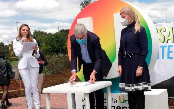 Enrique Peñalosa recibe aval del Partido de la U para ser candidato a la Presidencia. Junto a él está Dilian Francisca Toro, presidenta de esa colectividad. FOTO: Twitter @EnriquePenalosa