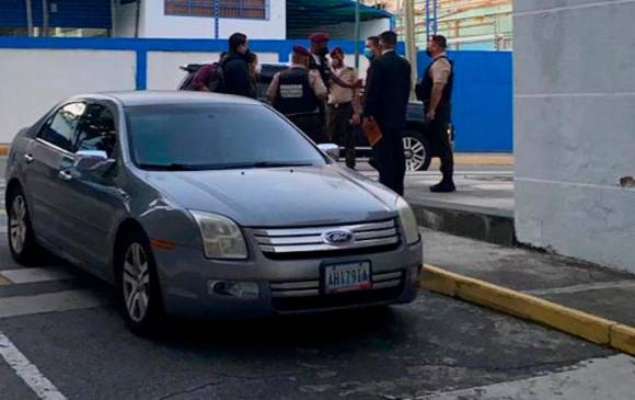 Imagen del momento en el que se ejecuta el embargo del periódico El Nacional.