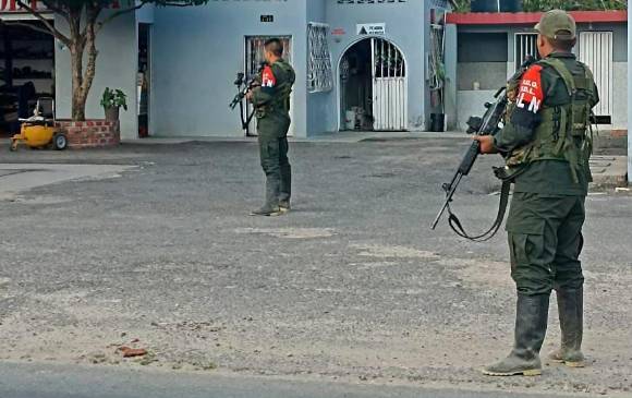 Hombres con insignias alusivas al ELN patrullaron en el centro poblado de La Esmeralda, Arauquita. FOTO: CORTESÍA. 