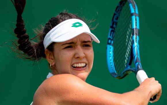 La tenista colombiana María Camila Osorio Serrano venció a Anna Kalinskaya en su debut en Wimbledon y avanzó a segunda ronda. FOTO CORTESÍA