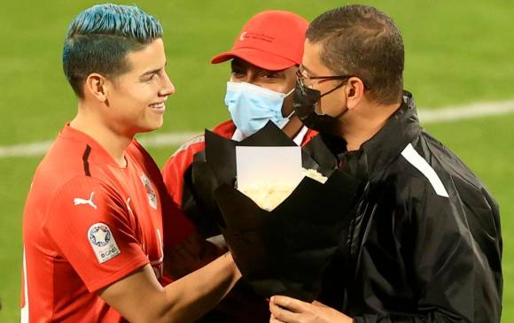 James fue el encargado de expresar gratitud al personal de médicos que atendieron la emergencia en el campo con el senegalés Ousmane Coulibaly. FOTO TOMADA @AL RAYYAN 