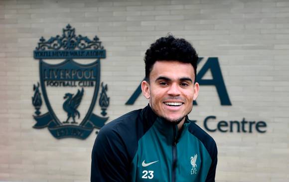 Luis Díaz, durante su presentación en el Liverpool. FOTO CORTESÍS LIVERPOOL
