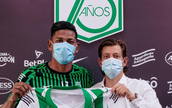 El presidente de Atlético Nacional, Emilio Gutiérrez, presentó los tres refuerzos que del equipo y la nueva camiseta. FOTO ATLÉTICO NACIONAL