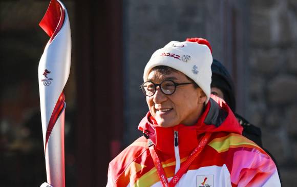 El actor chino Chen Gangsheng, conocido como Jackie Chan, participó en el recorrido de la antorcha Olímpica previa a la inaiguración de las justas en Pekín. FOTO: TOMADA DE @BEIGING2022
