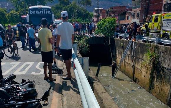 El incidente se registró este sábado a la altura del Puente del Mico, en la capital antioqueña. FOTO Cortesía Twitter Denuncias Antioquia