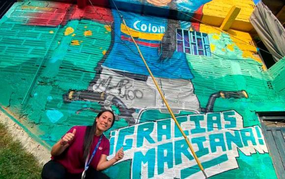 Imagen junto a su mural. 