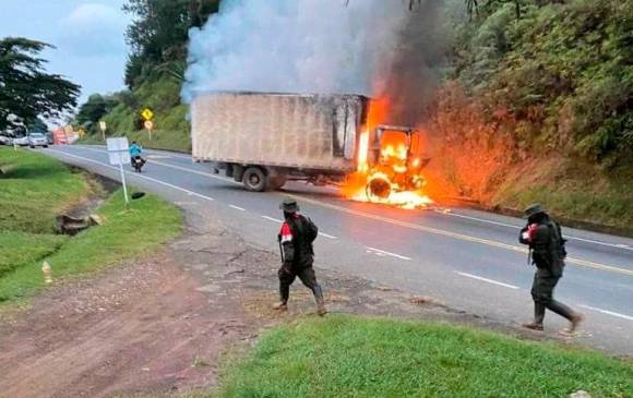 El ELN incineró un camión en la vía Panamericana, entre Santander de Quilichao y Caldono, Cauca. FOTO cortesía