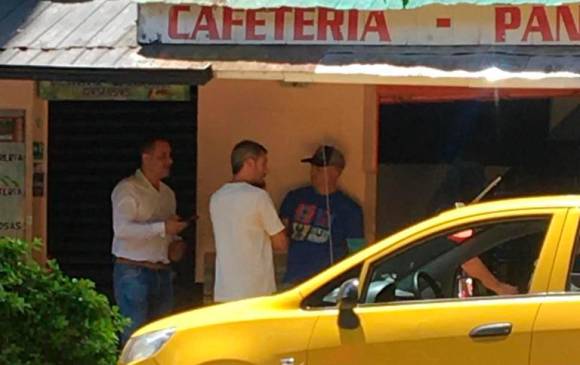 En la entrada de la panadería y cafetería La Charlot se estarían cometiendo direccionamiento de electores y posible compra de votos. FOTO: EL COLOMBIANO. 