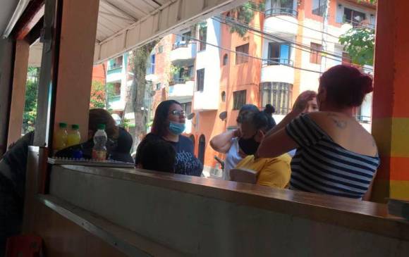 Personas de la comitiva acompañaban a los electores o les proporcionaban transporte. FOTO: EL COLOMBIANO. 