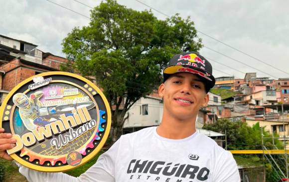 El antioqueño Juan Fernando Vélez celebrando su victoria en el downhill de la Feria de Manizales 2022. FOTO cortesía