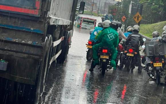 Fuertes lluvias inundaron vías de Medellín y Bello 