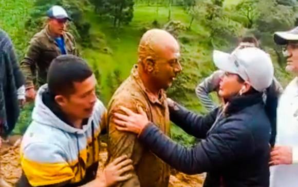 Momento del rescate del maquinista. FOTO CAPTURA DE PANTALLA