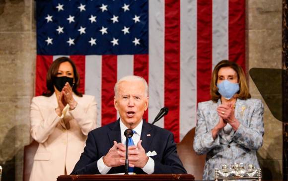Joe Biden estuvo en el estrado del Congreso junto a la vicepresidenta Kamala Harris, y la presidenta de la Cámara de Representantes, Nancy Pelosi. FOTO EFE