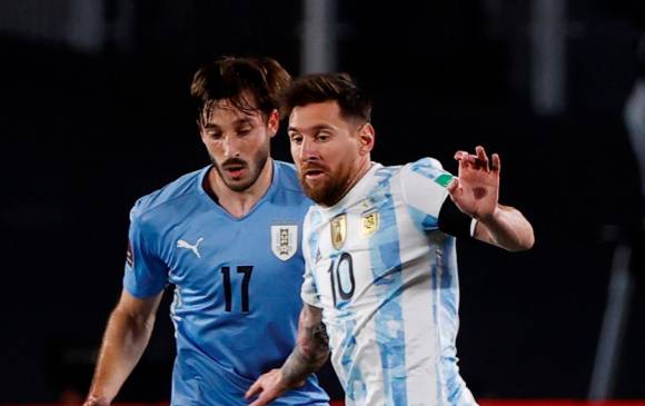 Lionel Messi abrió la senda del triunfo para Argentina en casa ante Uruguay para ratificarse segundo en la tabla. FOTO efe