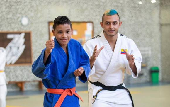 Alejandro (13 años), junto a su entrenador David Jaramillo, en uno de los entrenamientos en el Coliseo de Combate. FOTOs Camilo Suárez
