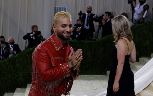 Maluma destacó por su estilo Cowboy rojo con piedras preciosas en la chaqueta y el pantalón. Foto: EFE