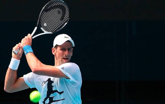 Djokovic, escéptico respecto a la vacuna contra el covid, se entrena con la ilusión de competir de nuevo en Australia. FOTO EFE