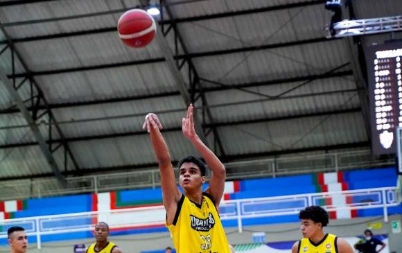 El pivot antioqueño Juan José Lozano, a sus 18 años, es una de las caras nuevas del baloncesto nacional. FOTO cortesía dpb