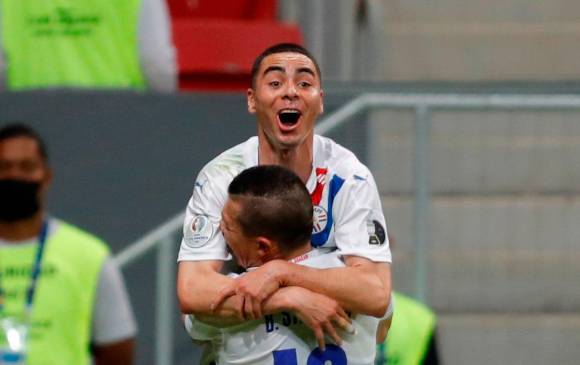 Almirón le dio mayor tranquilidad a su equipo al anotar el segundo gol del juego. Celebra con Braian Samudio (18). FOTO EFE