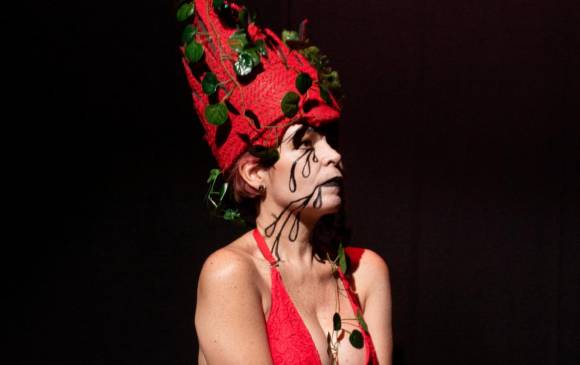 La actriz Teresita Estrada durante una de las presentaciones de la obra El Amargo Sabor de las Mandarinas, una obra dedicada a analizar los impactos de la violencia hacia las mujeres. Foto: cortesía Teatro Popular de Medellín