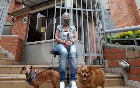 Dora Tamayo y sus mascotas esperan regresar a Kampala, edificio que fue su hogar durante diez años. FOTO donaldo zuluaga