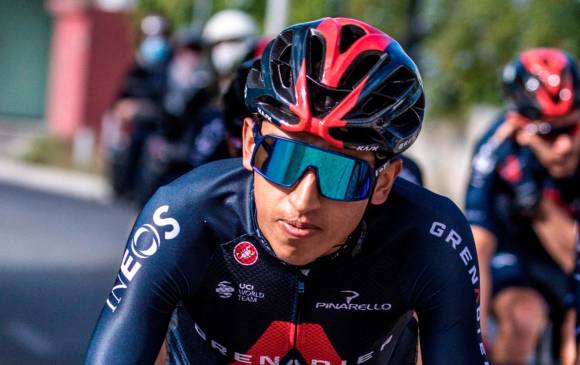 El ciclista colombiano Egan Bernal sufrió un accidente mientras entrenaba y se pierde parte de la temporada 2022. FOTO EFE 