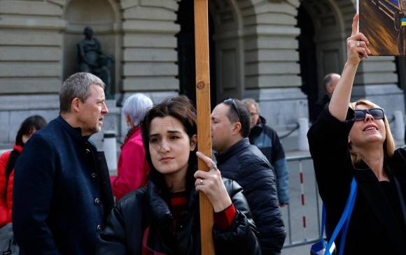 Manifestación en contra de la Invasión de Rusia a Ucrania en Bern, Suiza. FOTO: EFE.