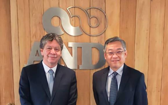Bruce Mac Master, presidente de la Andi (izq.) y Gan Kim Yong, ministro de Comercio de Singapur. FOTO cortesía