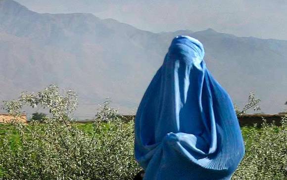 La autoridades afganas le recomiendan a las periodistas de televisión llevar el velo islámico o Burka durante las transmisiones Foto: Steve Evans 