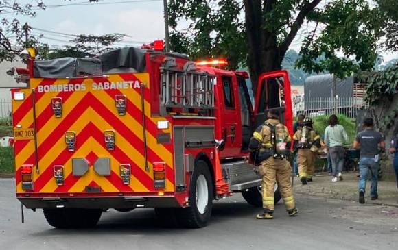 Los bomberos de Sabaneta tuvieron que cerrar algunas vías para controlar la situación. FOTO: CORTESÍA