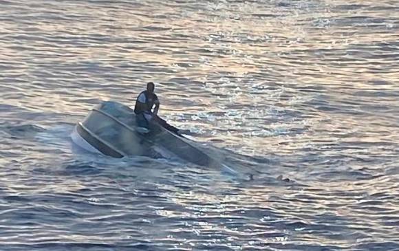 Este martes la Guardia Costera rescató a un hombre aferrado a una embarcación volcada en Florida. FOTO: EFE.