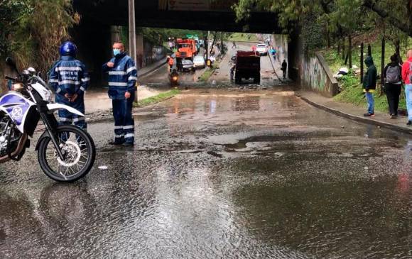 Fuertes lluvias inundaron vías de Medellín y Bello 