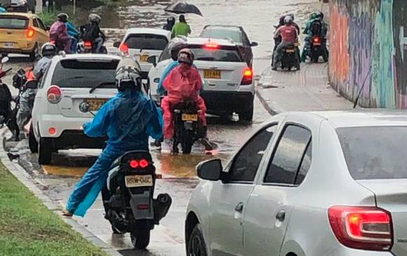 Fuertes lluvias inundaron vías de Medellín y Bello 