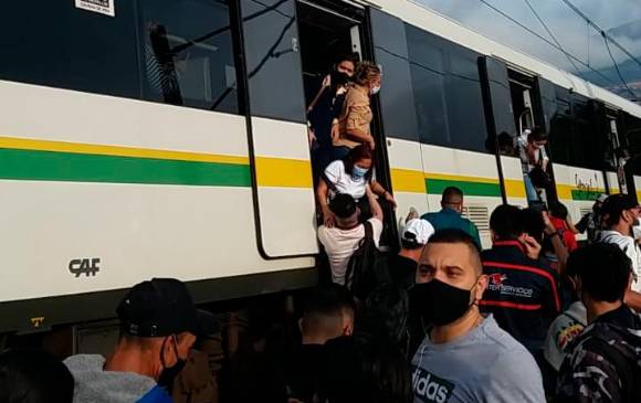 Tras desalojos por fallas técnicas, el metro reanuda operación