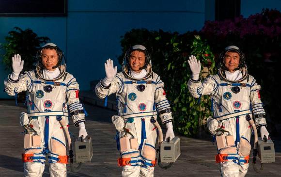 Estos son los tres astronautas que fueron enviados por China al espacio en la nave Shenzhou-12 para que participen en los trabajos de puesta a punto de su estación espacial. FOTO GETTY 