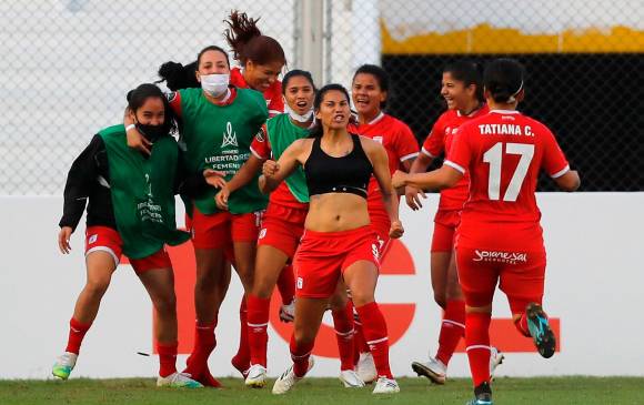 Joemar Guarecuco (centro) corrió hasta donde sus compañeras para celebrar su gol ante Corinthians en semifinal. FOTO EFE